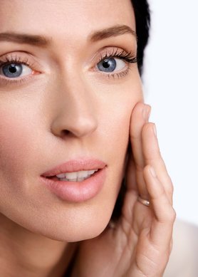 العناية بالبشرة المضادة للشيخوخة: ما الفرق بين الكريم والمصل