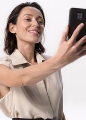 كيفية استخدام العناية بالبشرة بحمض الهيالورونيك على التجاعيد