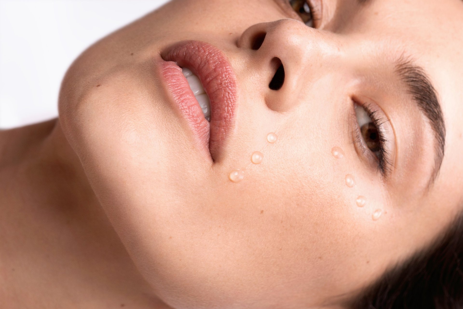 الكريمات والمصل المضادة للتجاعيد التي يجب إضافتها إلى روتين العناية بالبشرة