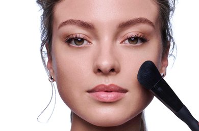 rosacea-applying-foundation-to-skin-prone-to-redness