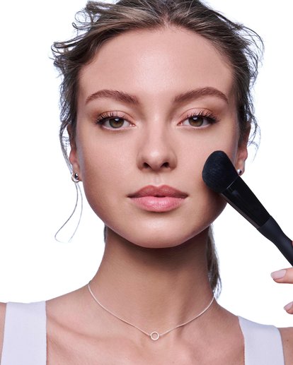 rosacea-applying-foundation-to-skin-prone-to-redness