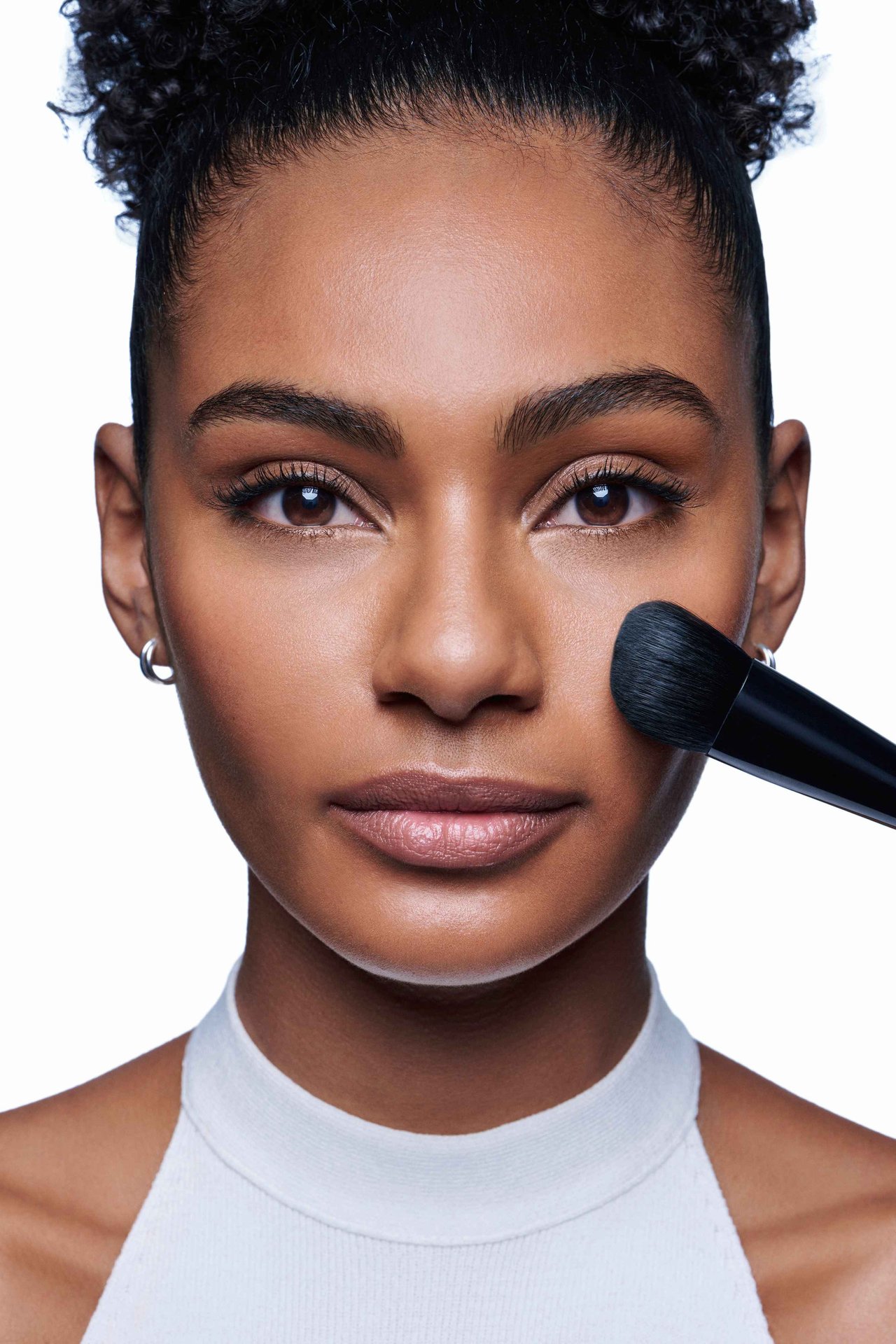 أفضل تقنيات كريم الأساس لإخفاء البشرة المعرضة لحب الشباب