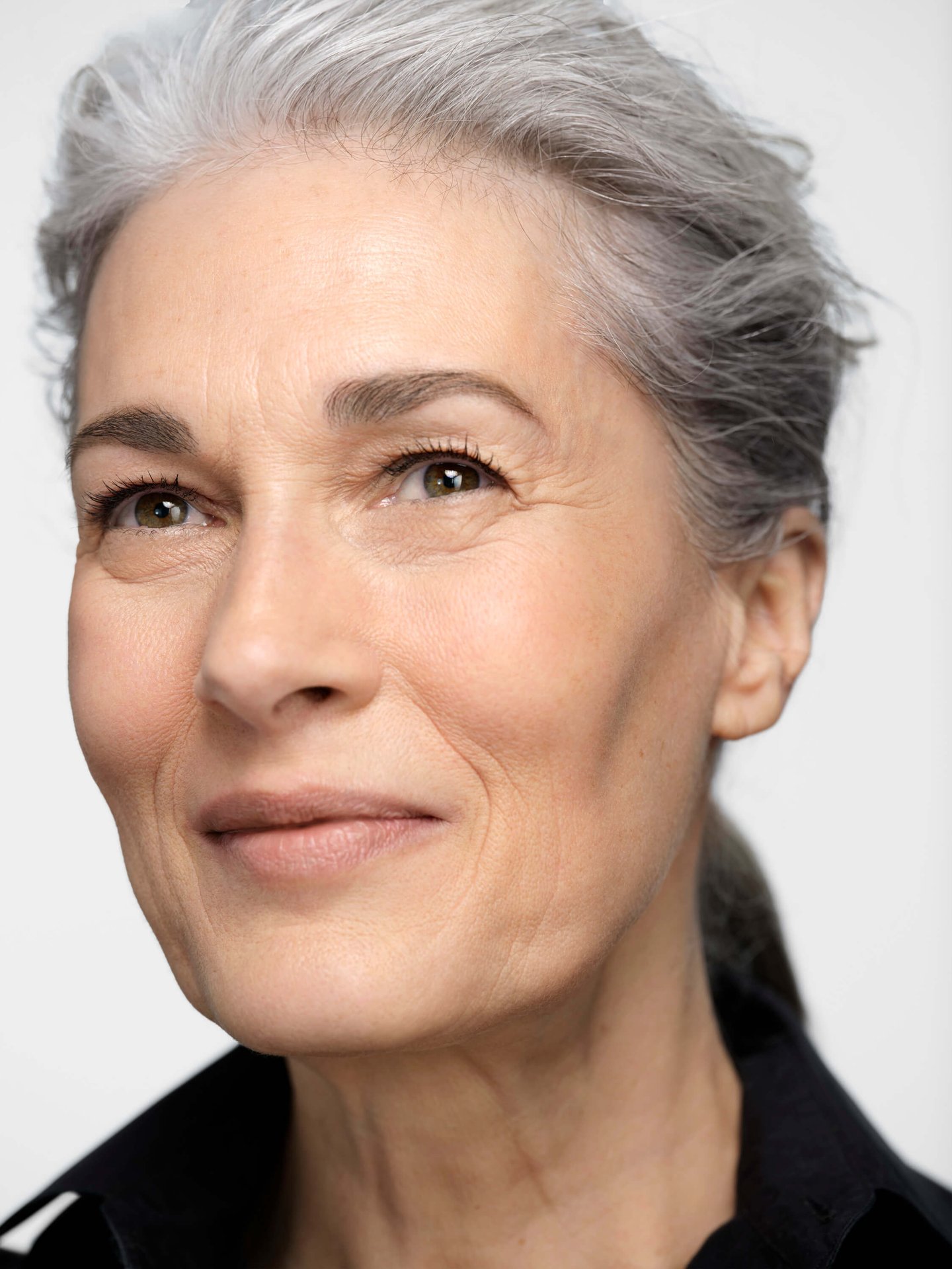 لماذا تشعر بشرتي بالجفاف أكثر في سن الخمسين مقارنة بسن الثلاثين؟