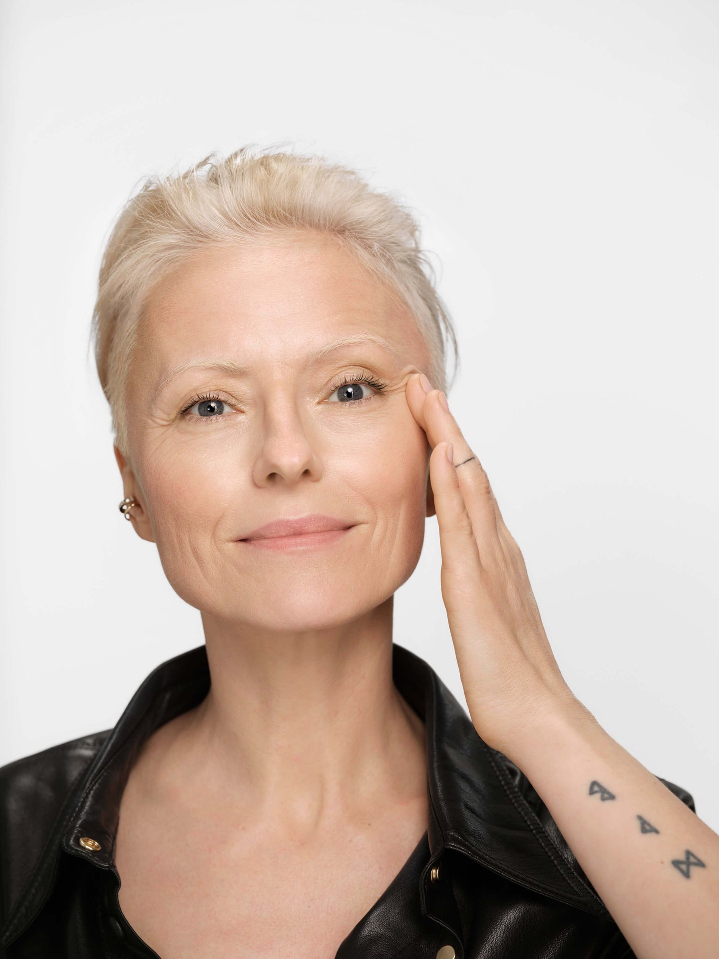 العناية بالبشرة أثناء انقطاع الطمث: ما هو أفضل علاج